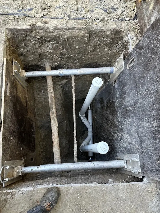 Experienced plumber completing Drain Cleaning work in Miami